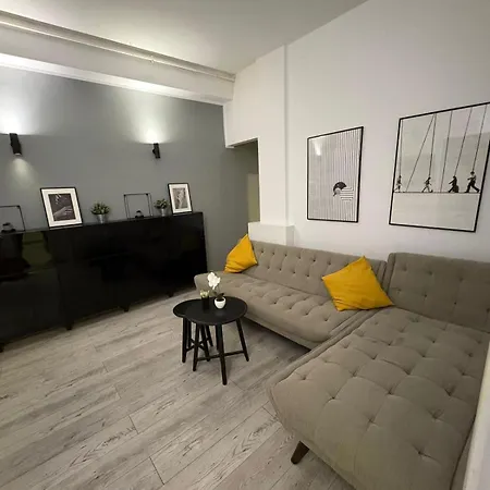 Big For Up To 8 People In Center Apartment