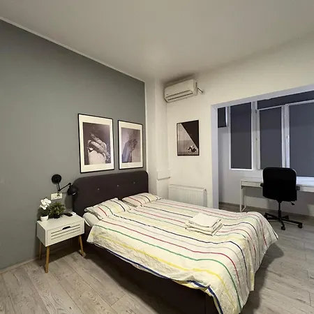 Big For Up To 8 People In Center Apartment
